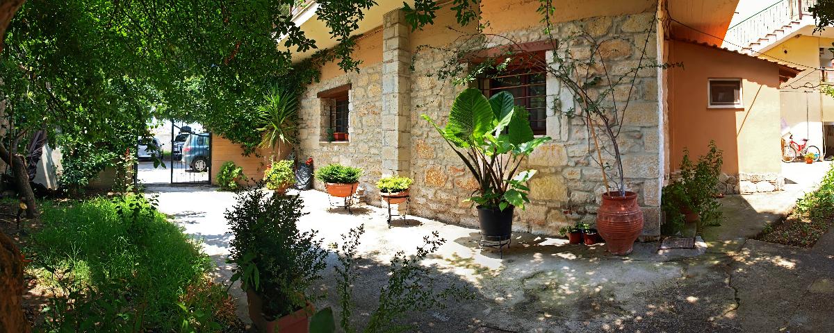21-effie-p7047271-stitch-effie1-garden-850x340_1200x480